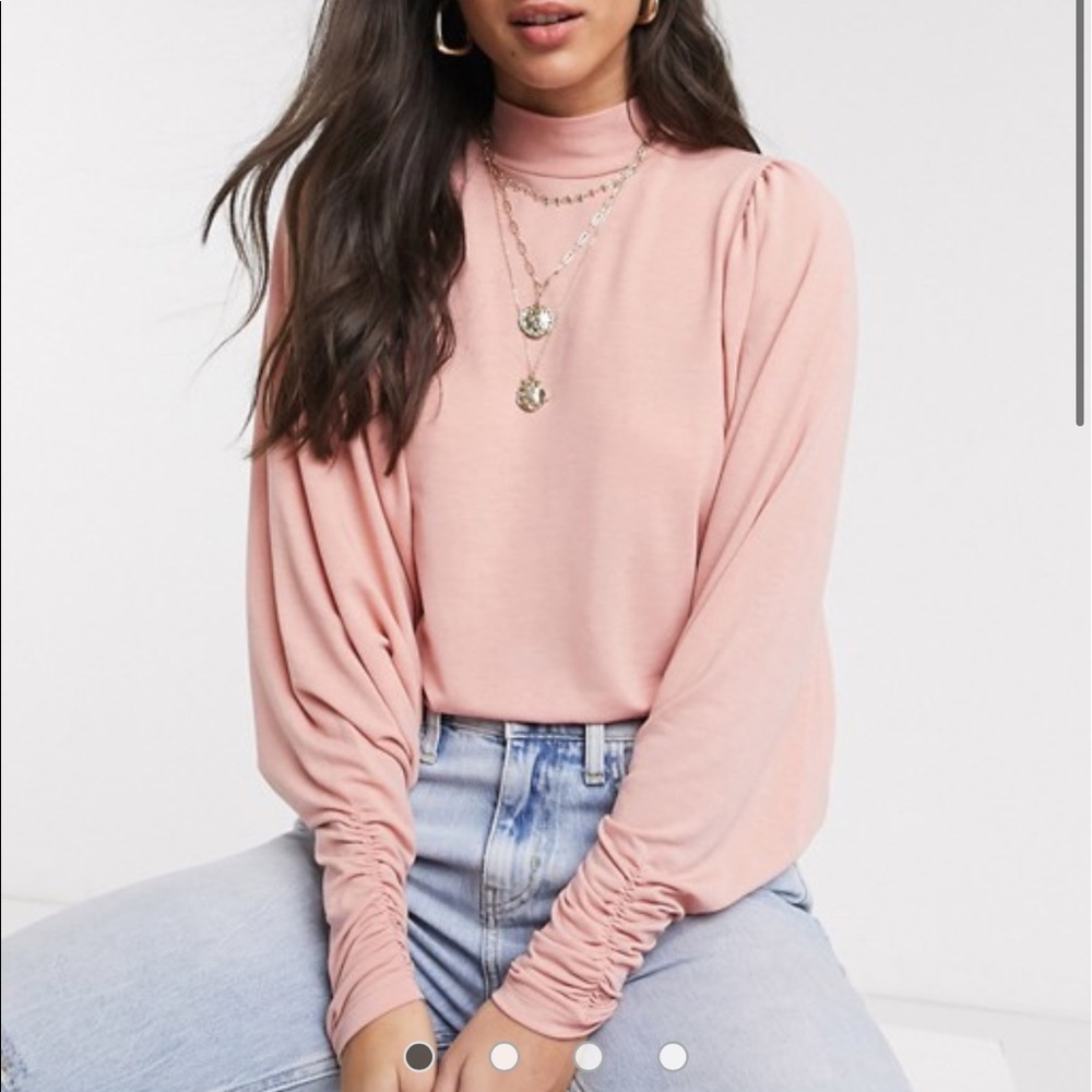 NWT Vila Top w exaggerated sleeve in pink